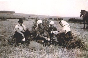 Kaffeepause zur Ernte in Soldorf, 30er Jahre